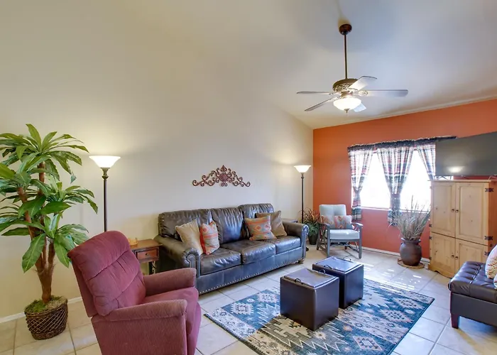 7 Mi To Mill Ave: Bbq-ready Townhouse *