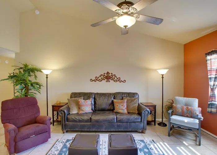 7 Mi To Mill Ave: Bbq-ready Townhouse