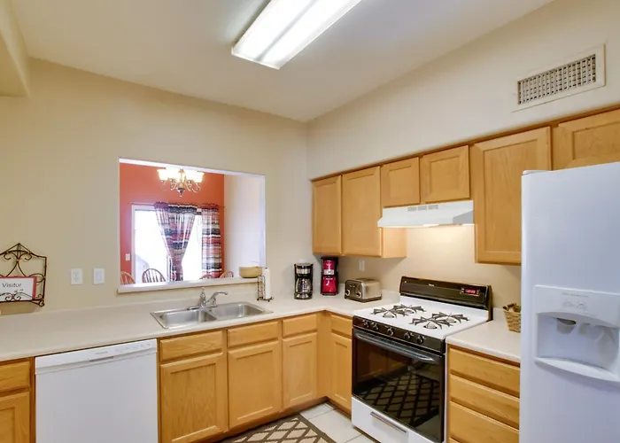 Holiday home 7 Mi To Mill Ave: Bbq-ready Townhouse
