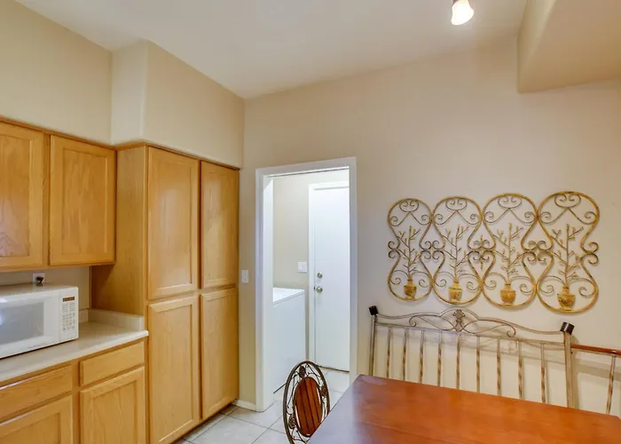 7 Mi To Mill Ave: Bbq-ready Townhouse Holiday home *