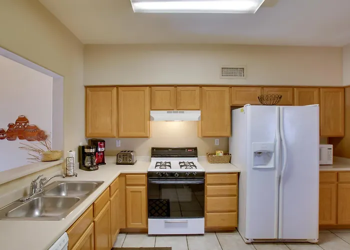 Holiday home 7 Mi To Mill Ave: Bbq-ready Townhouse