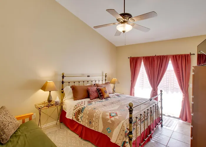 7 Mi To Mill Ave: Bbq-ready Townhouse