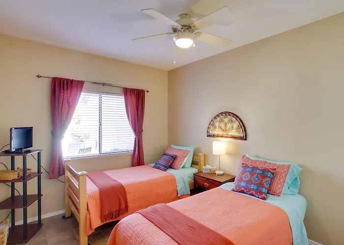 7 Mi To Mill Ave: Bbq-ready Townhouse