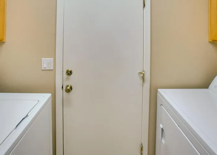 7 Mi To Mill Ave: Bbq-ready Townhouse