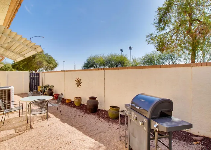 7 Mi To Mill Ave: Bbq-ready Townhouse Holiday home
