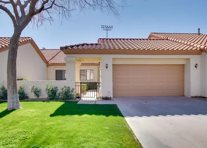 7 Mi To Mill Ave: Bbq-ready Townhouse *