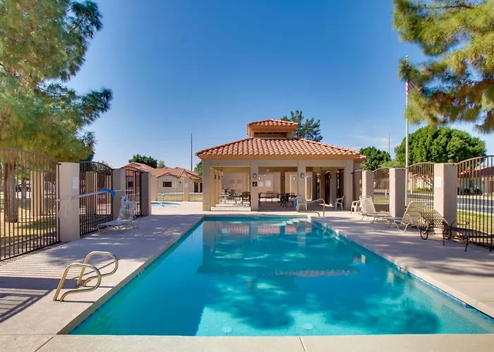 Holiday home 7 Mi To Mill Ave: Bbq-ready Townhouse